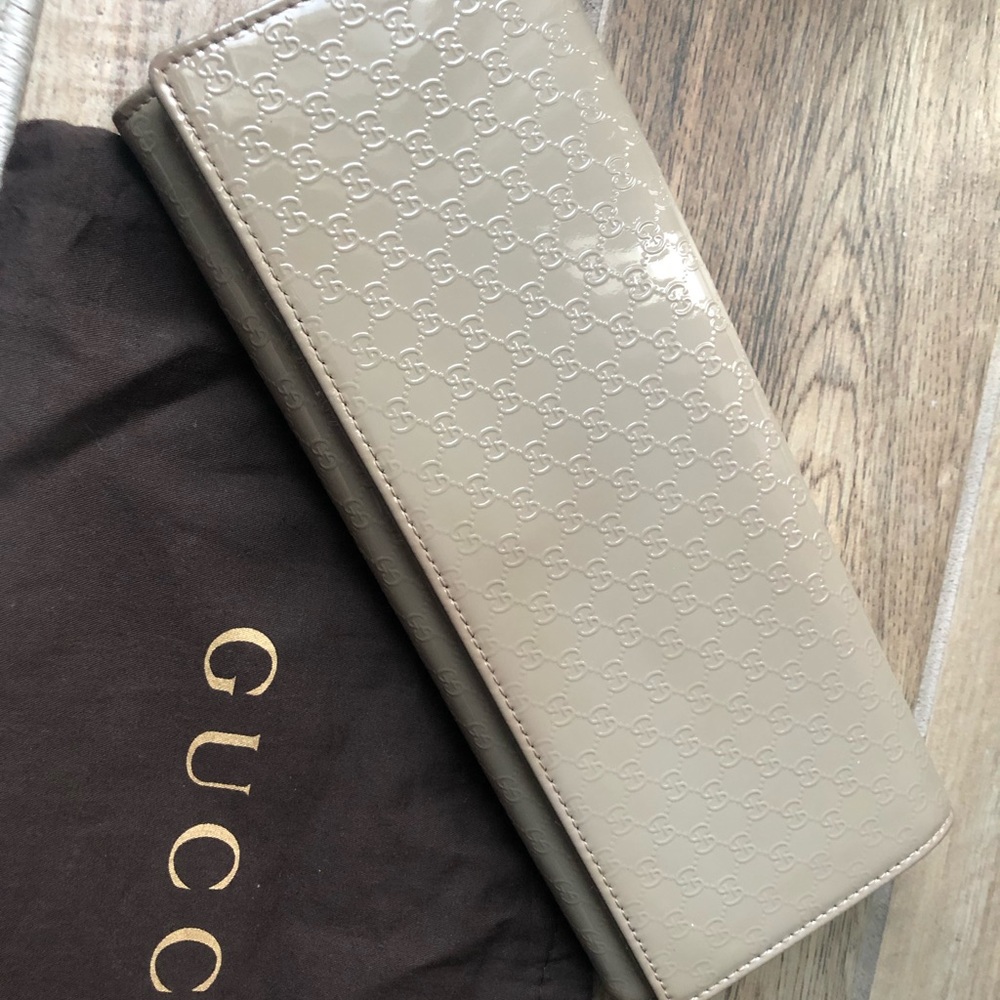 GUCCI Patent Microguccissima Small Broadway Clutch in grey